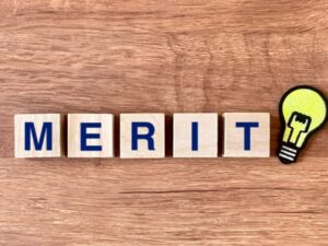 MERITブロック文字と電球イラスト・メリット紹介イメージ