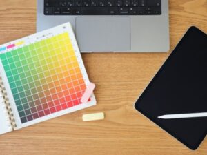 カラーチャートとパソコン・タブレット・色選びデザインイメージ