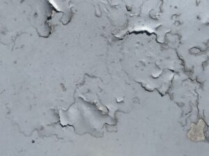FRP防水の剥がれた床のクローズアップ