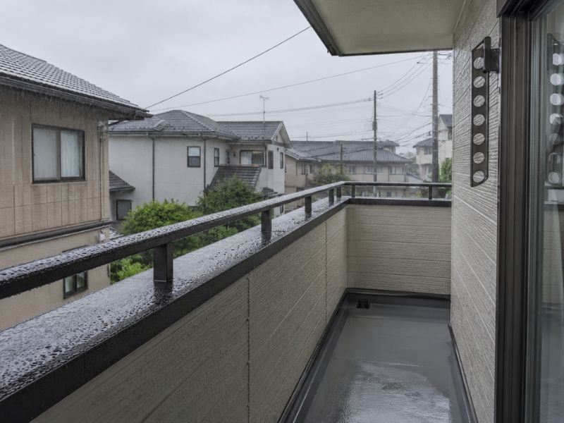【雨漏り対策】ベランダから雨漏りする原因とは？知っておきたいサインと住まいを守るやさしいお手入れ方法